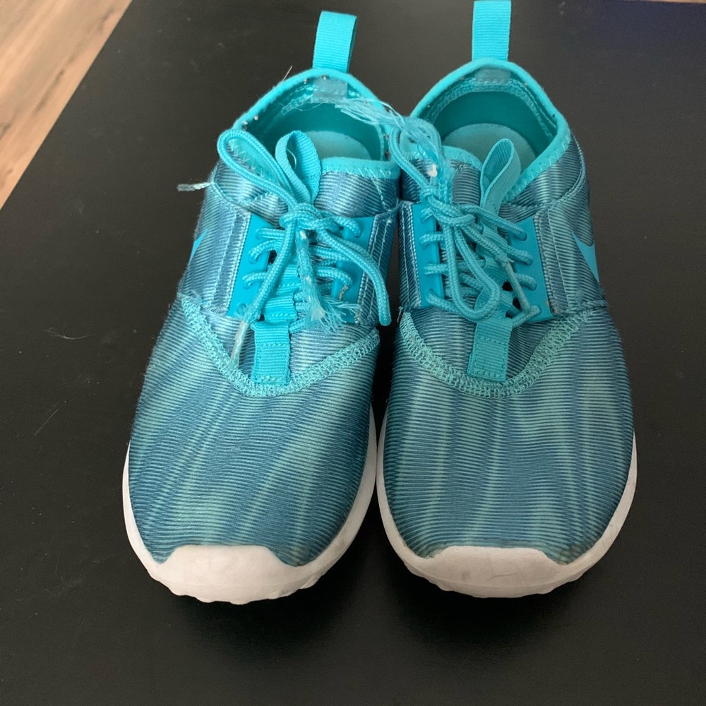 Nike turquoise athletic shoes